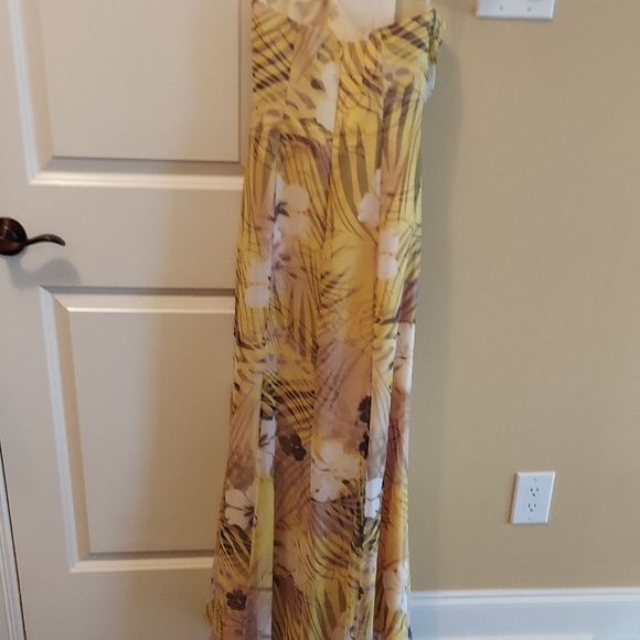 Elegant Strapless Floral Dress - Picture 3 of 3